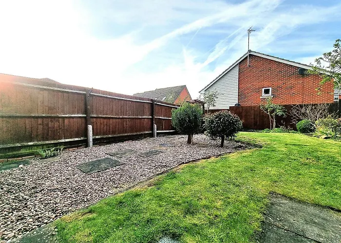 Spacious 4 Bed Family Home With Private Garden & Free Parking - Hamilton