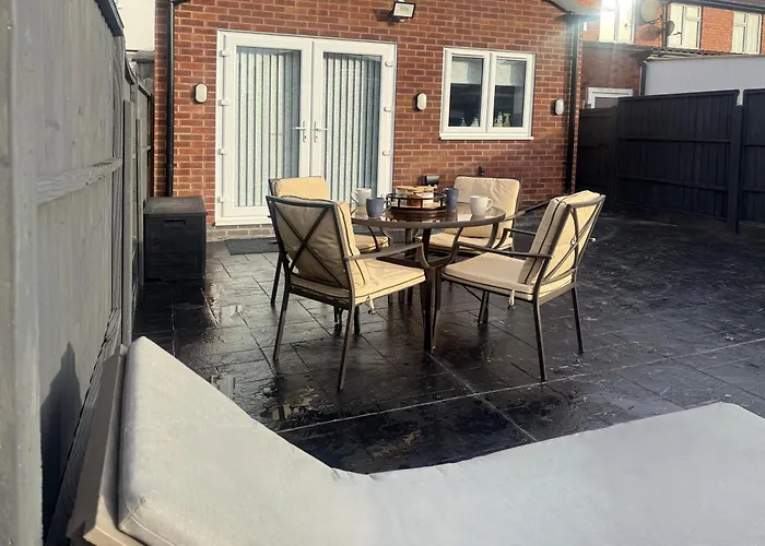 Luxury, 4 Bedroom House, Sleeps 8- Free Wi-Fi & Free Parking, Garden, Long Stays & Contactors Welcome