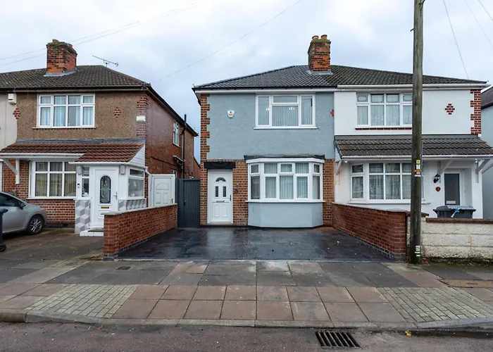 Luxury, 4 Bedroom House, Sleeps 8- Free Wi-Fi & Free Parking, Garden, Long Stays & Contactors Welcome