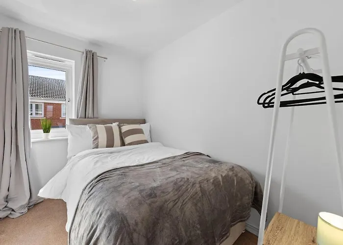 Cosy 3 Bed, Sleeps 8, A46, Free Parking And Garden, Contractors And Long Stays By Base Ten Stays