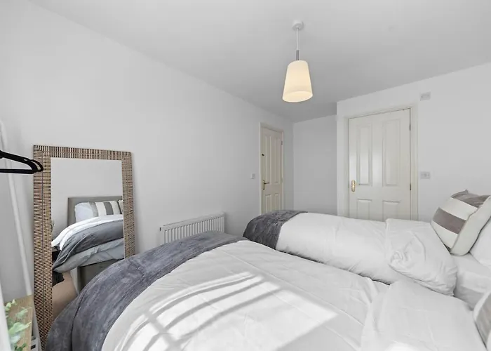 Cosy 3 Bed, Sleeps 8, A46, Free Parking And Garden, Contractors And Long Stays By Base Ten Stays