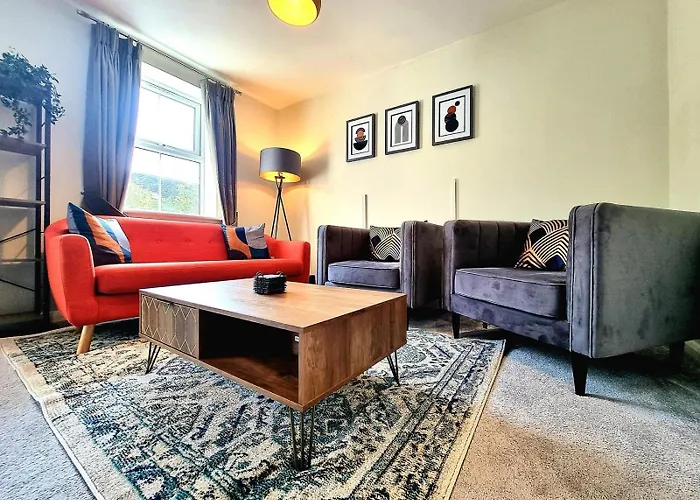 Spacious 4 Bed Family Home With Private Garden & Free Parking - Hamilton