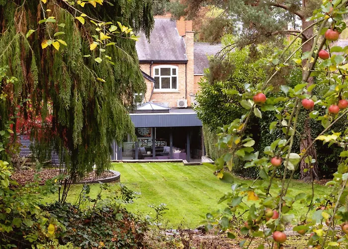 Spacious 5 Bed House /Sleeps 10/ Garden And Parking