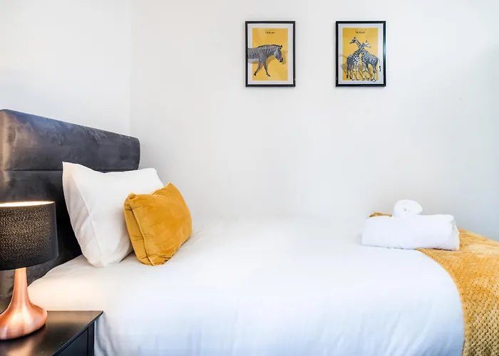 Elegant 3-Bed House, Accommodates 6, Ultra-Fast Wi-Fi, Perfect For Long Term Stays