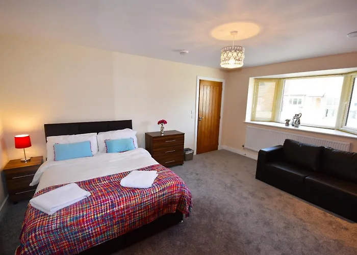 Spacious 3 Bed House / Sleeps 8 / Garden