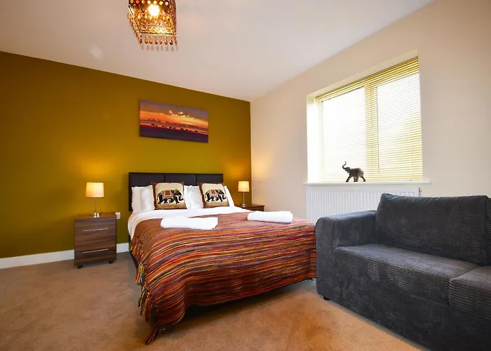 Spacious 3 Bed House / Sleeps 8 / Garden
