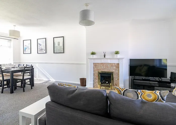 3 Bed House / Sleeps 6 / Parking + Ev Charger